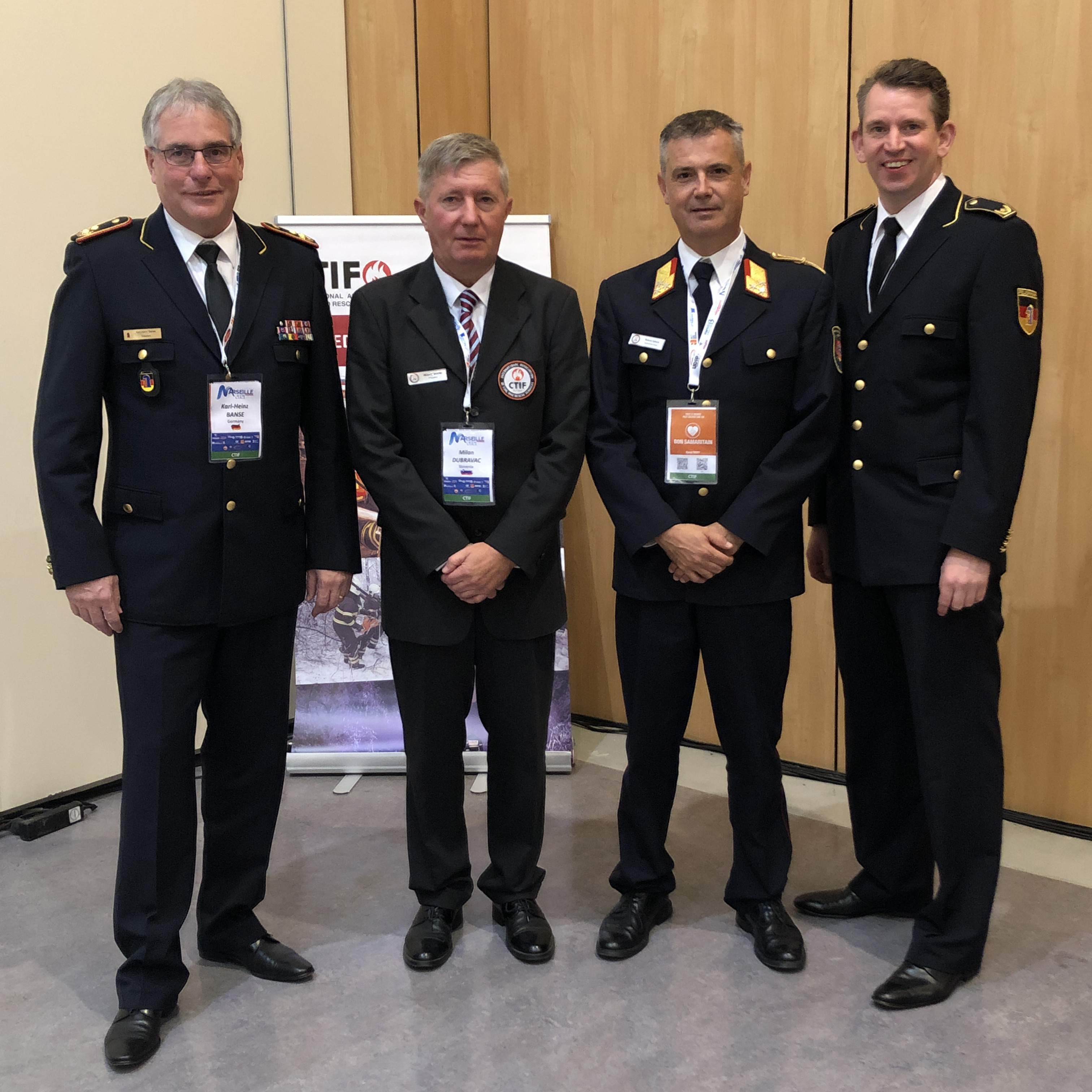 Dr. Christoph Weltecke (r) wurde durch den Präsidenten des Weltfeuerwehrverbandes CTIF Mila Drubavac (2vl) zum Vorsitzenden der Kommission Freiwillige Feuerwehr berufen. Zu den ersten Gratulanten zählten der Präsident des Deutsche Feuerwehrverbandes Karl-Heinz Banse (l) und der Generalsekretär des CTIF Roman Sykora (3vl).